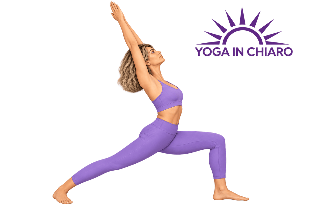 Virabhadrasana I – Guerriero I, posizione yoga in affondo con le braccia sollevate ed il piede a 45 gradi