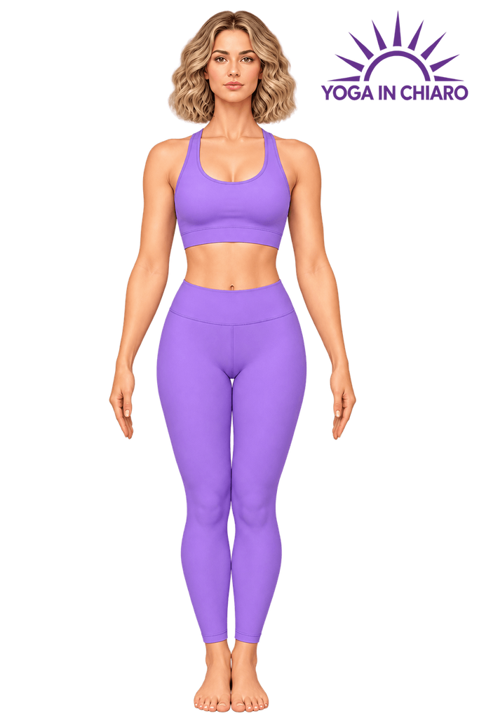 Donna in Tadasana, posizione della Montagna, in piedi con il corpo allineato.